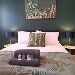 2bed-2-baths-apartment-with-free-parking-in-a-great-location.cambridgehotelsuk.com/